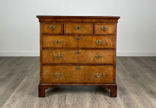 ANTIQUE 18TH CENTURY FIGURED WALNUT CHEST OF DRAWERS - ADDITIONAL PHOTO 3