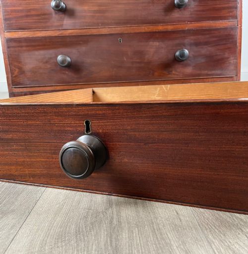 ANTIQUE GEORGIAN CHEST OF DRAWERS IN MAHOGANY - ADDITIONAL PHOTO 10