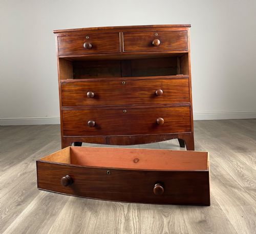 ANTIQUE 18TH CENTURY BOW FRONT CHEST OF DRAWERS IN MAHOGANY - ADDITIONAL PHOTO 9