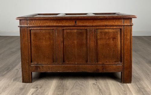 antique 18th century coffer blanket box in oak - CATEGORY: ANTIQUE CHESTS - DATED 18TH CENTURY