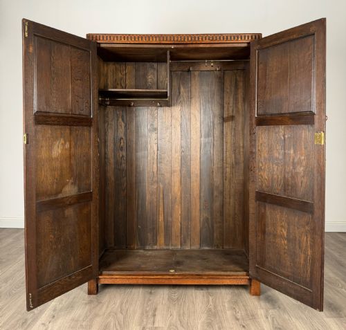 ANTIQUE 20TH CENTURY CARVED OAK WARDROBE - ADDITIONAL PHOTO 1