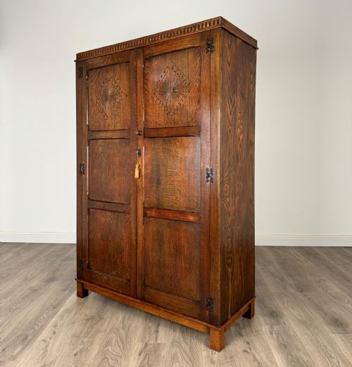 ANTIQUE 20TH CENTURY CARVED OAK WARDROBE - ADDITIONAL PHOTO 2