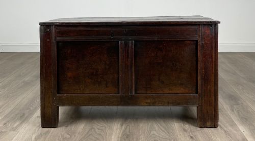 antique fine quality 18th century coffer blanket box in oak - CATEGORY: ANTIQUE CHESTS - DATED 18TH CENTURY