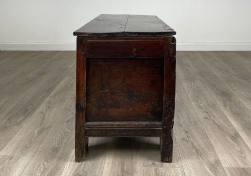 ANTIQUE FINE QUALITY 18TH CENTURY COFFER BLANKET BOX IN OAK - ADDITIONAL PHOTO 2