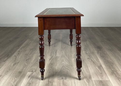 ANTIQUE 20TH CENTURY LEATHER TOP WRITING TABLE IN MAHOGANY - ADDITIONAL PHOTO 2