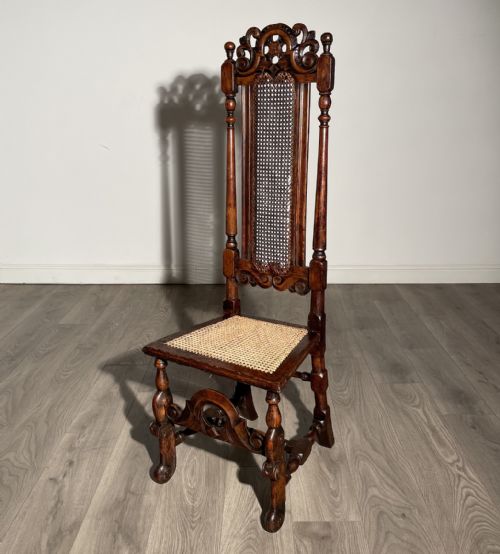 antique 17th century bedroom chair hall chair in oak - CATEGORY: ANTIQUE CHAIRS - DATED 17TH CENTURY