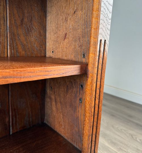ANTIQUE 20TH CENTURY BOOKCASE OF SMALL PROPORTION IN OAK - ADDITIONAL PHOTO 10