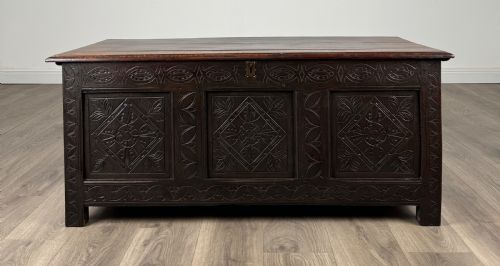 antique 18th century carved blanket box in oak - CATEGORY: ANTIQUE CHESTS - DATED 18TH CENTURY