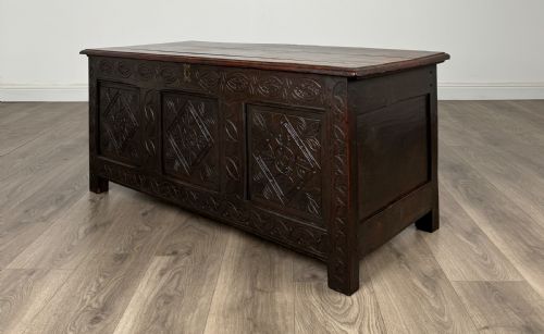 ANTIQUE 18TH CENTURY CARVED BLANKET BOX IN OAK - ADDITIONAL PHOTO 1