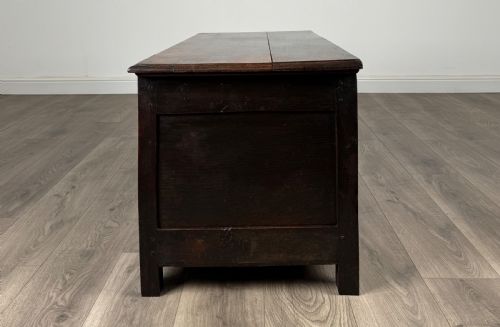 ANTIQUE 18TH CENTURY CARVED BLANKET BOX IN OAK - ADDITIONAL PHOTO 2