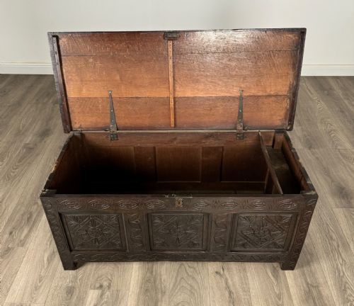 ANTIQUE 18TH CENTURY CARVED BLANKET BOX IN OAK - ADDITIONAL PHOTO 9