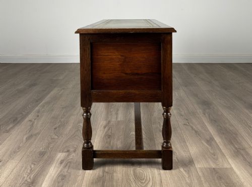 ANTIQUE 20TH CENTURY LEATHER TOP WRITING DESK IN OAK - ADDITIONAL PHOTO 2