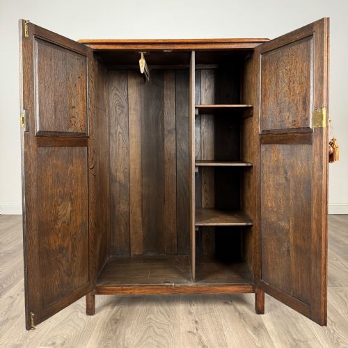 ANTIQUE 20TH CENTURY CARVED OAK WARDROBE OF SMALL PROPORTION - ADDITIONAL PHOTO 1