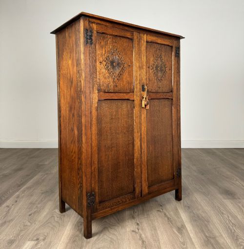 ANTIQUE 20TH CENTURY CARVED OAK WARDROBE OF SMALL PROPORTION - ADDITIONAL PHOTO 8