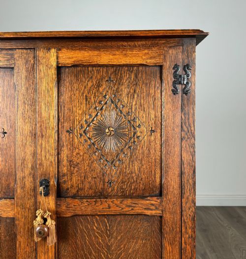 ANTIQUE 20TH CENTURY CARVED OAK WARDROBE OF SMALL PROPORTION - ADDITIONAL PHOTO 10