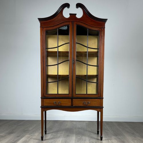 antique 19th century display cabinet in mahogany - CATEGORY: ANTIQUE CABINETS - DATED VICTORIAN