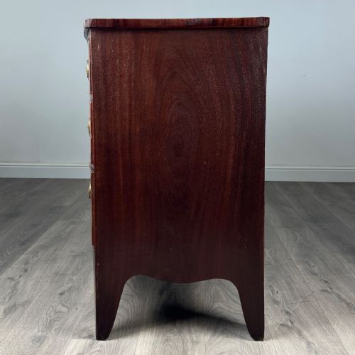 ANTIQUE 18TH CENTURY BOW FRONT CHEST OF DRAWERS IN MAHOGANY - ADDITIONAL PHOTO 2