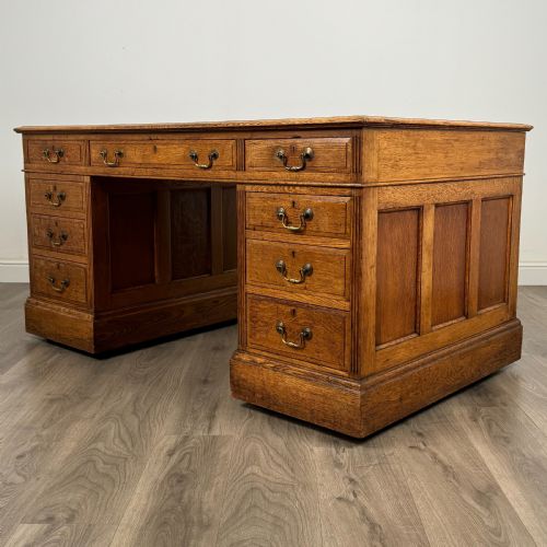 ANTIQUE 19TH CENTURY GOLDEN OAK PEDESTAL DESK OF THE FINEST QUALITY - ADDITIONAL PHOTO 1