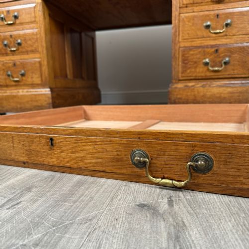 ANTIQUE 19TH CENTURY GOLDEN OAK PEDESTAL DESK OF THE FINEST QUALITY - ADDITIONAL PHOTO 10