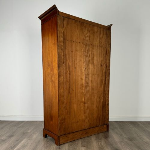 ANTIQUE 20TH CENTURY BOW FRONTED WARDROBE IN MAHOGANY - ADDITIONAL PHOTO 4