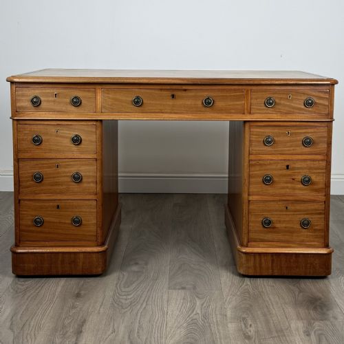 antique 19th century pedestal desk of fine quality in mahogany - CATEGORY: ANTIQUE DESKS - DATED EDWARDIAN