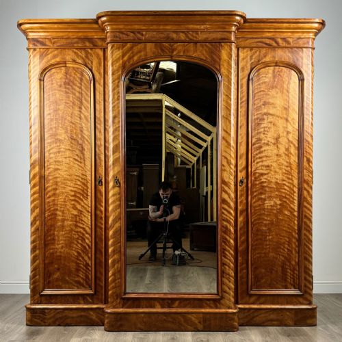 antique 19th century large wardrobe of fine quality in satin birch - CATEGORY: ANTIQUE WARDROBES - DATED VICTORIAN