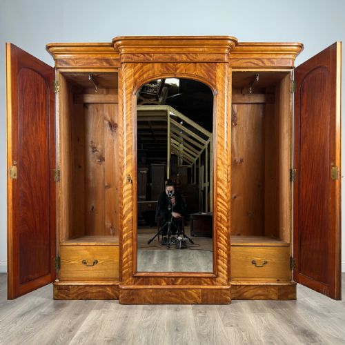 ANTIQUE 19TH CENTURY LARGE WARDROBE OF FINE QUALITY IN SATIN BIRCH - ADDITIONAL PHOTO 1