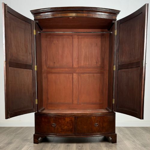 ANTIQUE 18TH CENTURY BOW FRONTED WARDROBE IN MAHOGANY - ADDITIONAL PHOTO 1