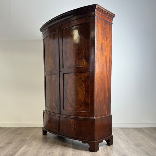 ANTIQUE 18TH CENTURY BOW FRONTED WARDROBE IN MAHOGANY - ADDITIONAL PHOTO 2