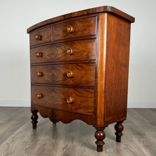 ANTIQUE 19TH CENTURY BOW FRONTED CHEST OF DRAWERS IN MAHOGANY - ADDITIONAL PHOTO 1