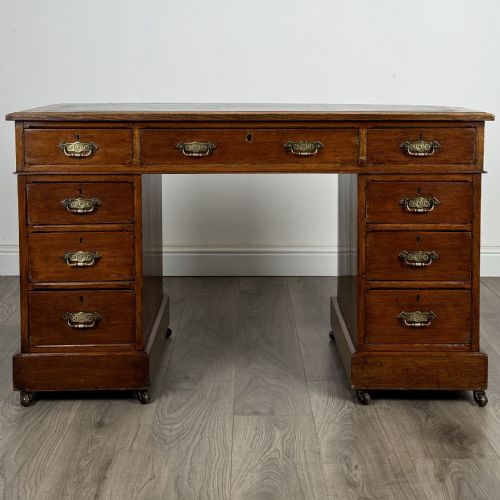 antique 19th century pedestal desk in oak - CATEGORY: ANTIQUE DESKS - DATED VICTORIAN