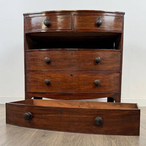 ANTIQUE 18TH CENTURY BOW FRONTED CHEST OF DRAWERS IN MAHOGANY - ADDITIONAL PHOTO 9