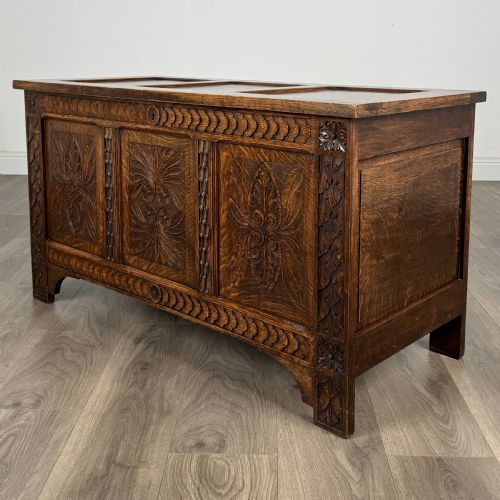 ANTIQUE 20TH CENTURY CARVED BLANKET BOX IN OAK - ADDITIONAL PHOTO 1