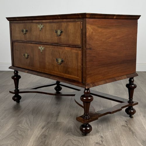 ANTIQUE 17TH CENTURY WILLIAM AND MARY CHEST OF DRAWERS IN WALNUT - ADDITIONAL PHOTO 1