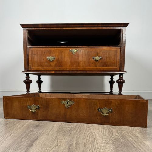 ANTIQUE 17TH CENTURY WILLIAM AND MARY CHEST OF DRAWERS IN WALNUT - ADDITIONAL PHOTO 8