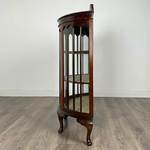 ANTIQUE 20TH CENTURY BOW FRONTED DISPLAY CABINET IN WALNUT - ADDITIONAL PHOTO 3