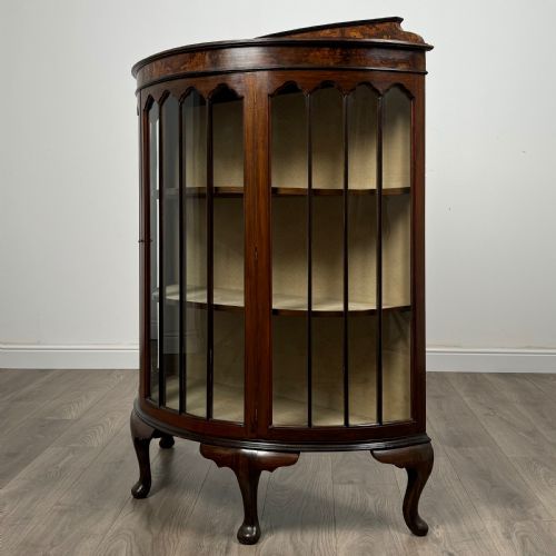 ANTIQUE 20TH CENTURY BOW FRONTED DISPLAY CABINET IN WALNUT - ADDITIONAL PHOTO 5