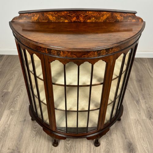 ANTIQUE 20TH CENTURY BOW FRONTED DISPLAY CABINET IN WALNUT - ADDITIONAL PHOTO 10
