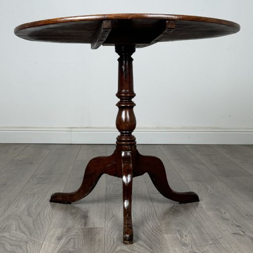 ANTIQUE 18TH CENTURY ROUND TILT TOP TABLE IN MAHOGANY