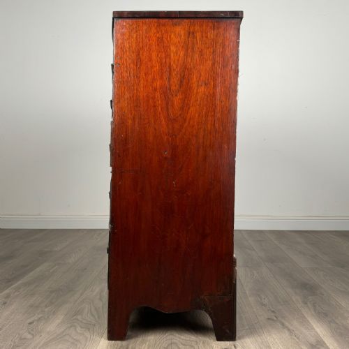 ANTIQUE 18TH CENTURY BOW FRONT CHEST OF DRAWERS IN MAHOGANY - ADDITIONAL PHOTO 2