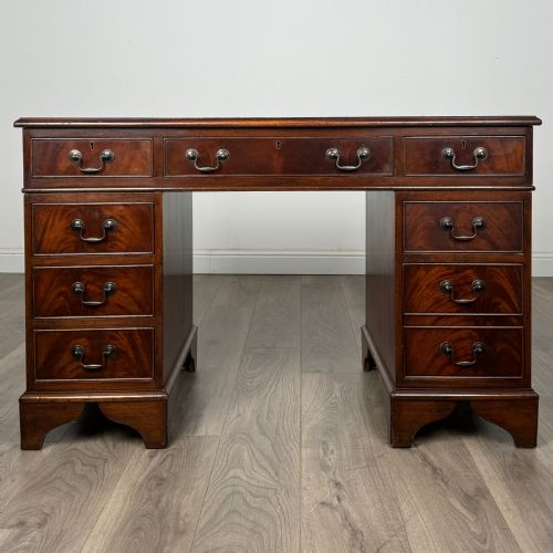 antique 20th century pedestal desk in mahogany - CATEGORY: ANTIQUE DESKS - DATED EDWARDIAN