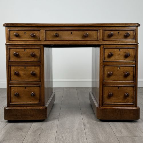 antique 19th century good quality pedestal desk in mahogany - CATEGORY: ANTIQUE DESKS - DATED VICTORIAN