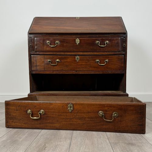 ANTIQUE 18TH CENTURY BUREAU OF SMALL PROPORTIONS IN MAHOGANY - ADDITIONAL PHOTO 9