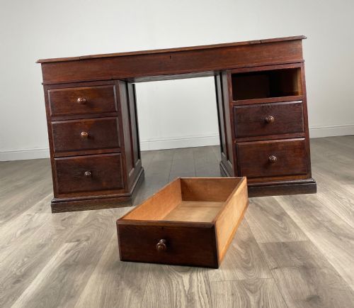 ANTIQUE 20TH CENTURY PEDESTAL DESK IN OAK - ADDITIONAL PHOTO 11