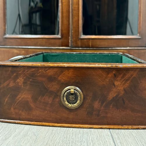 ANTIQUE 18TH CENTURY BOW FRONT CORNER CABINET IN MAHOGANY - ADDITIONAL PHOTO 6