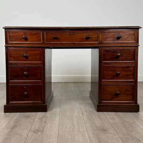 antique 19th century pedestal desk in mahogany - CATEGORY: ANTIQUE DESKS - DATED VICTORIAN