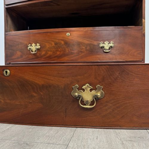 ANTIQUE 19TH CENTURY MAHOGANY BOW FRONTED CHEST OF DRAWERS - ADDITIONAL PHOTO 10
