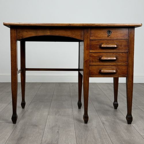 antique 20th century small oak desk of fine quality - CATEGORY: ANTIQUE DESKS - DATED EDWARDIAN