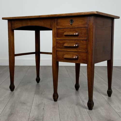 ANTIQUE 20TH CENTURY SMALL OAK DESK OF FINE QUALITY - ADDITIONAL PHOTO 1