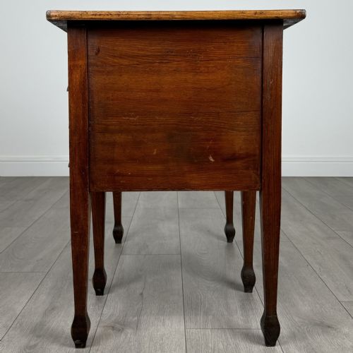ANTIQUE 20TH CENTURY SMALL OAK DESK OF FINE QUALITY - ADDITIONAL PHOTO 2